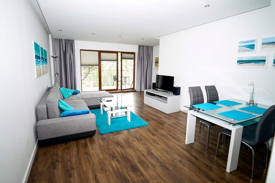Communal lounge/ TV room, TV and multimedia, Living room, Seating area, Dining area