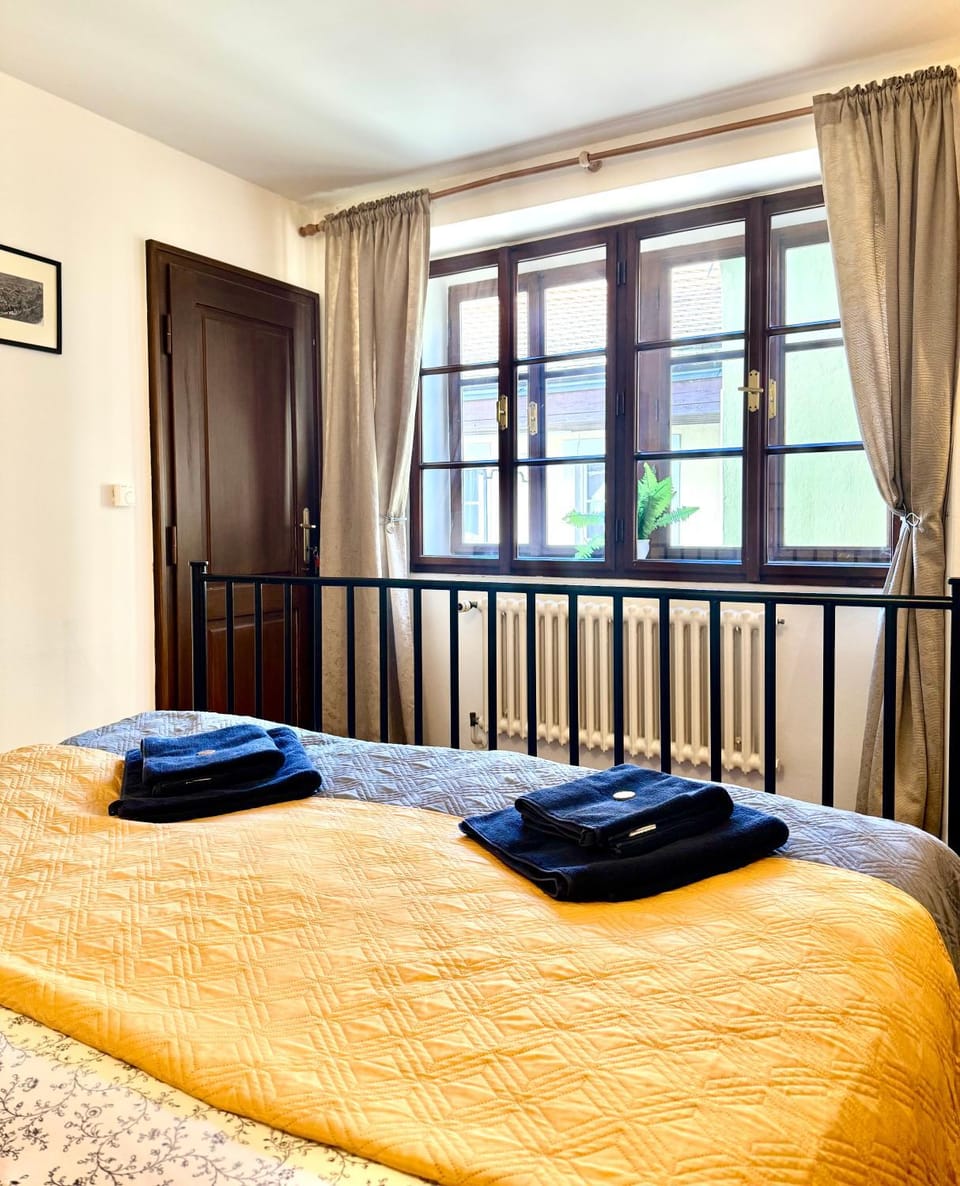 Bed, Bedroom, towels