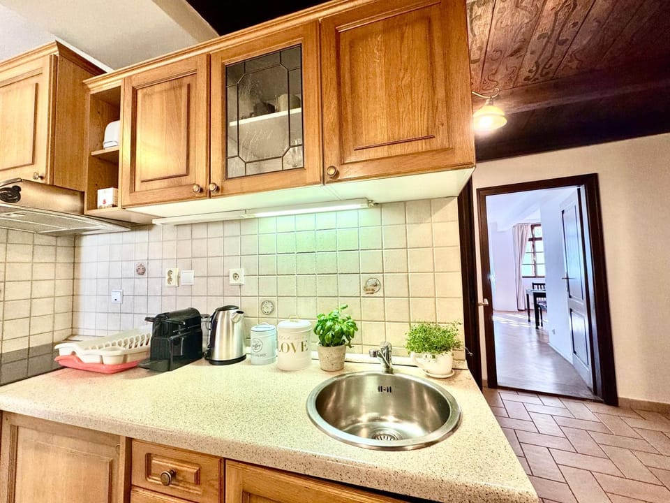 Coffee/tea facilities, Kitchen or kitchenette, dishwasher, stove, toaster
