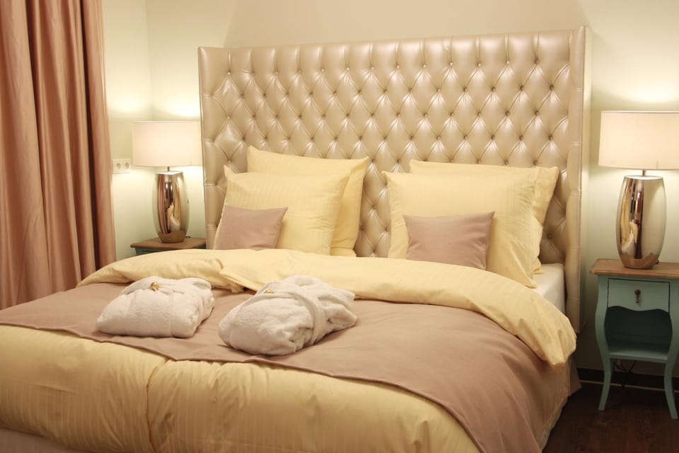 Bed, Photo of the whole room, Decorative detail