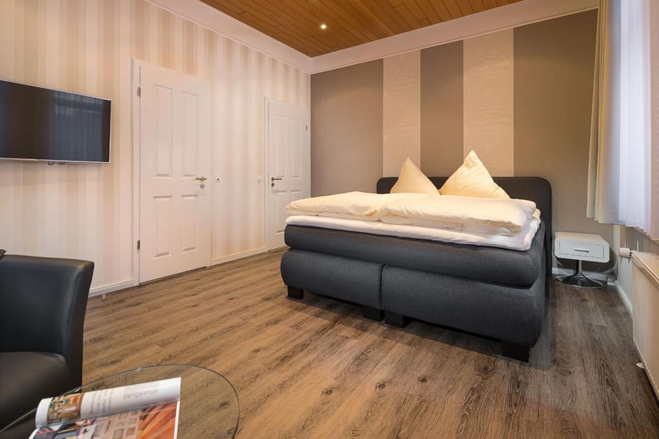 Bed, Photo of the whole room, Seating area, Bedroom