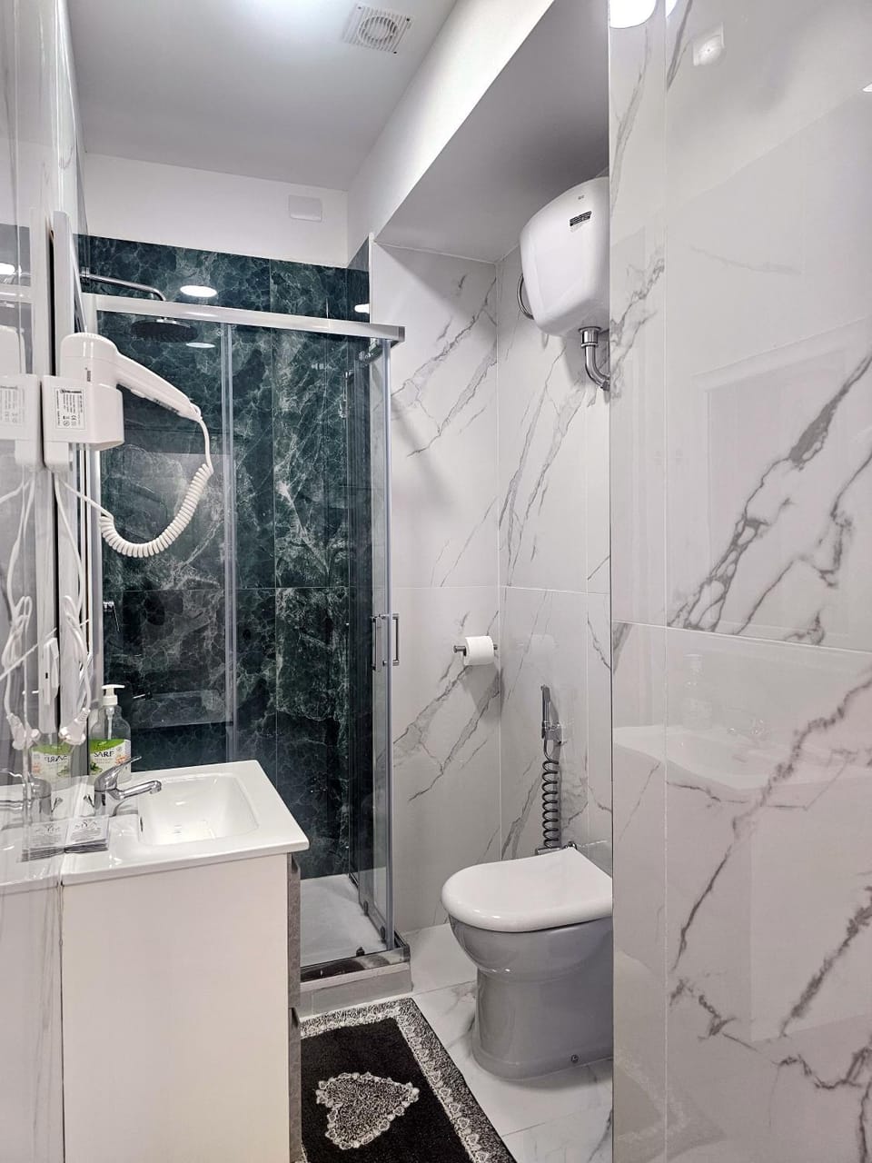 Shower, Toilet, towels