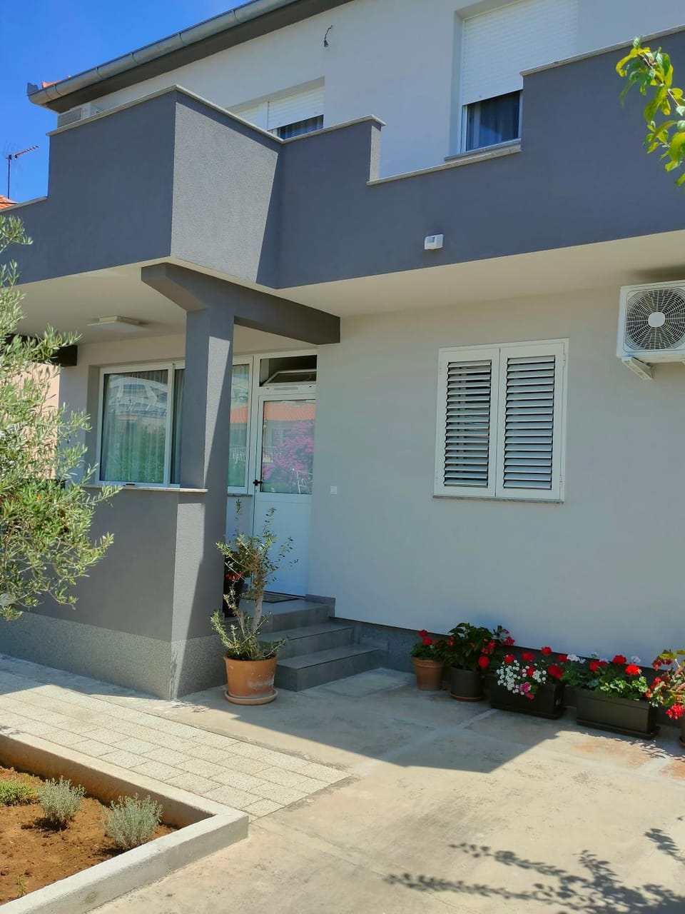 Property building, Facade/entrance, Day