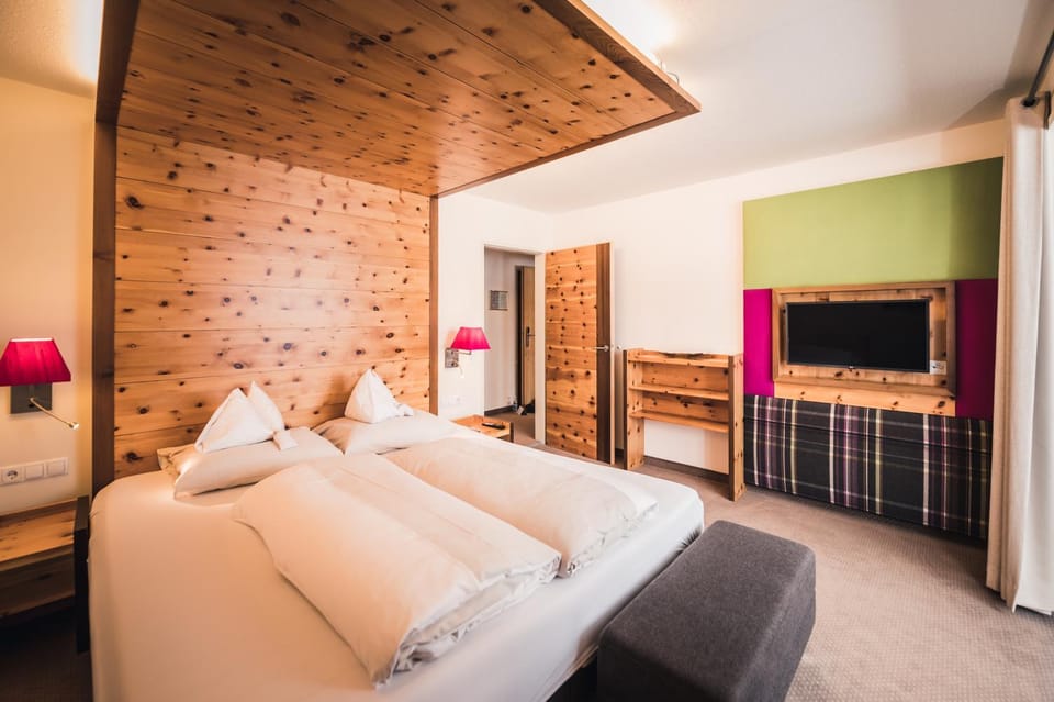 Bed, TV and multimedia, Bedroom