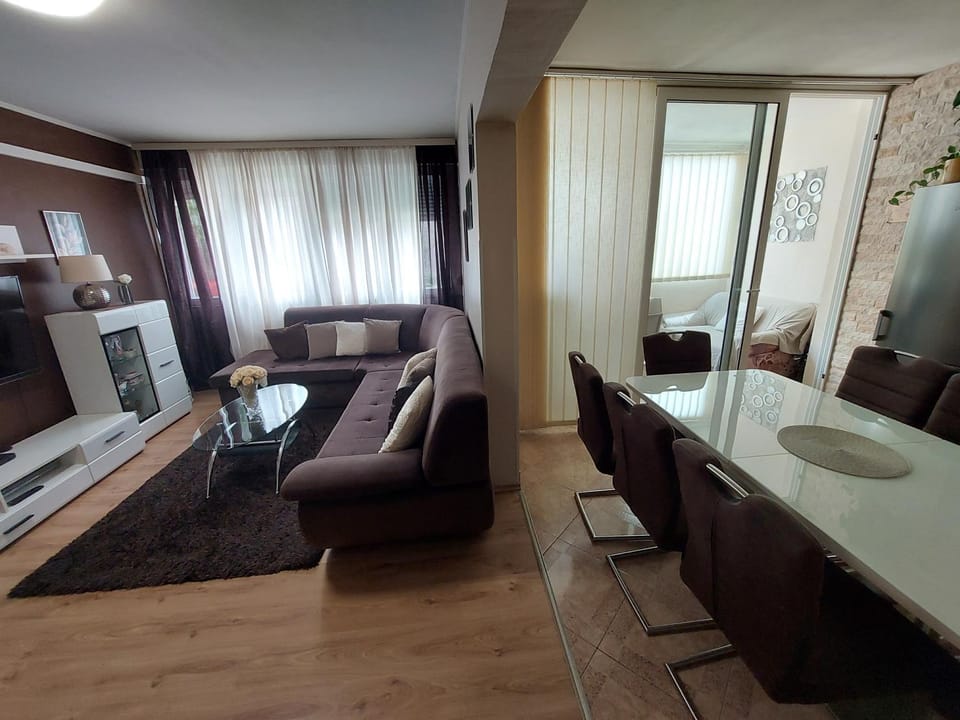 TV and multimedia, Living room, Dining area