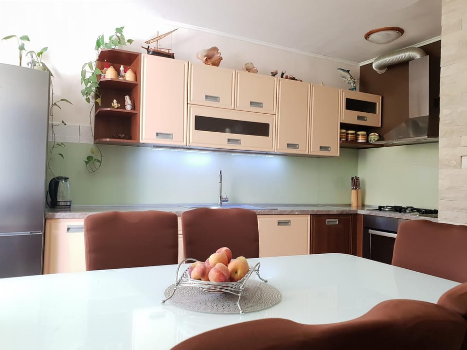 Kitchen or kitchenette, Dining area, pet friendly, stove