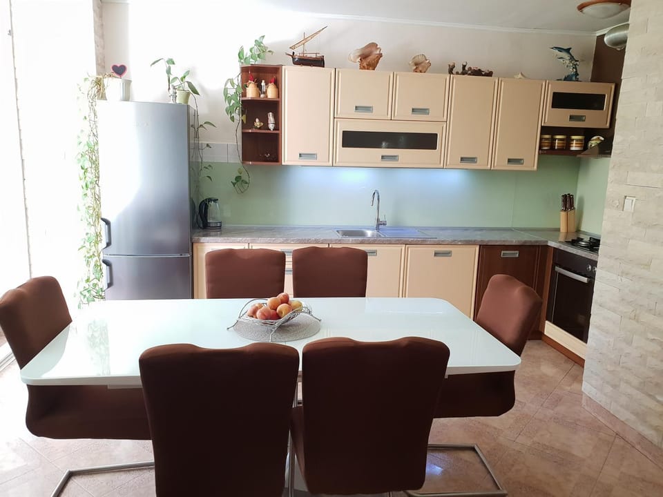 Kitchen or kitchenette, Seating area, Dining area, pet friendly