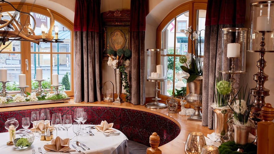 Restaurant/places to eat, Lounge or bar, Food and drinks, Food, Lunch, Dinner, Drinks, Alcoholic drinks, Non alcoholic drinks