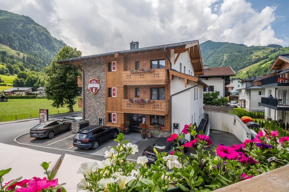 Property building, Spring, Day, Natural landscape, Mountain view, Location, Parking