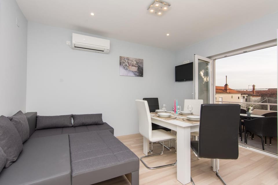 Bed, Dining area