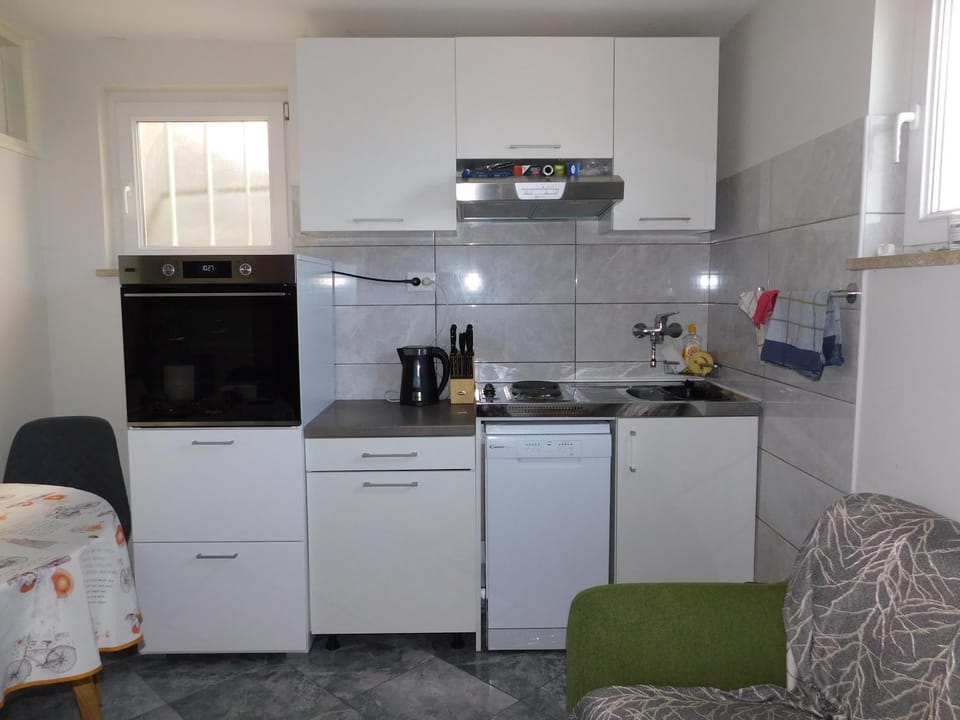 Coffee/tea facilities, Kitchen or kitchenette, dishwasher, oven, stove, toaster, kitchen