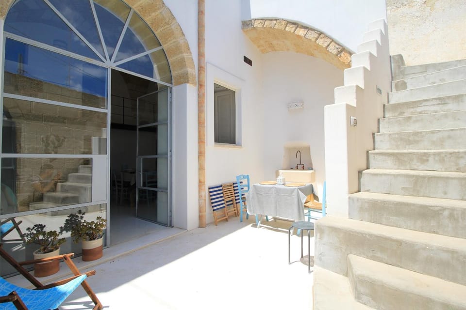Patio, Facade/entrance, Balcony/Terrace, Seating area, Dining area