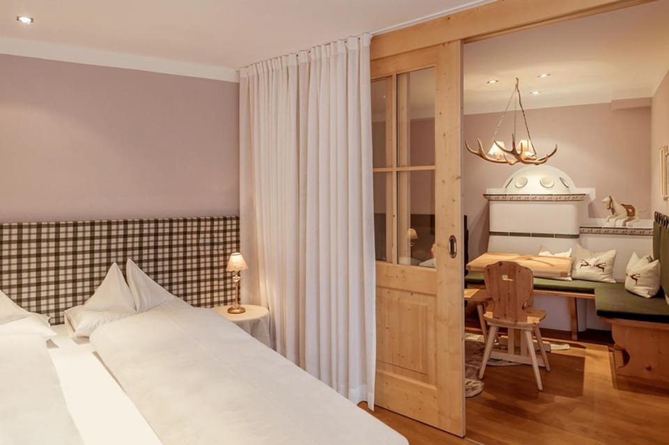 Bed, Day, Winter, Living room, Photo of the whole room, Decorative detail, Seating area, Dining area, Bedroom