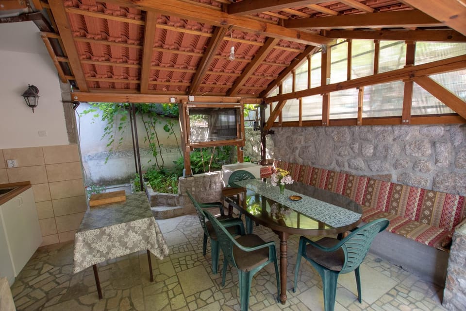 Garden, Kitchen or kitchenette, Seating area