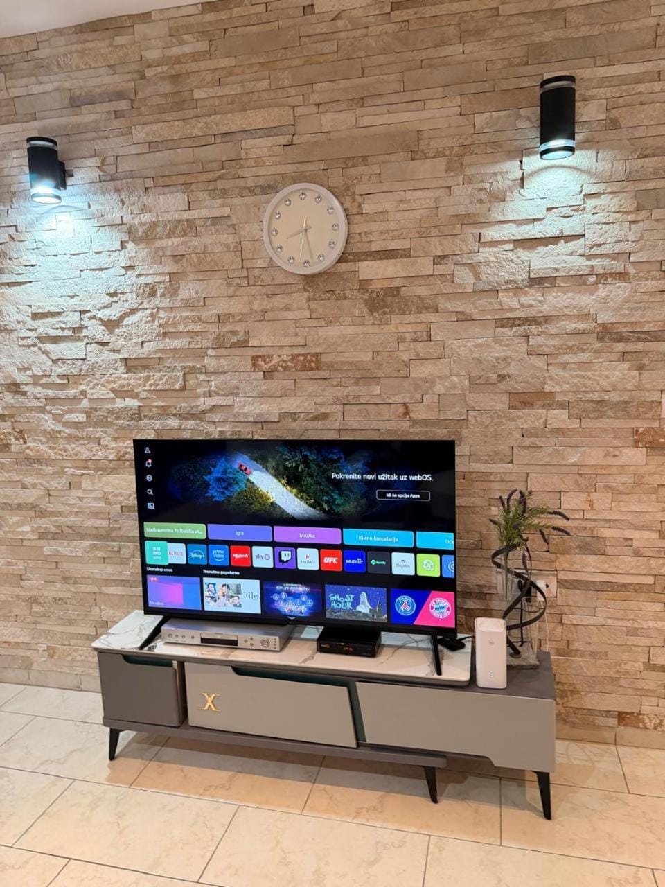 TV and multimedia, Living room, Seating area, air conditioner