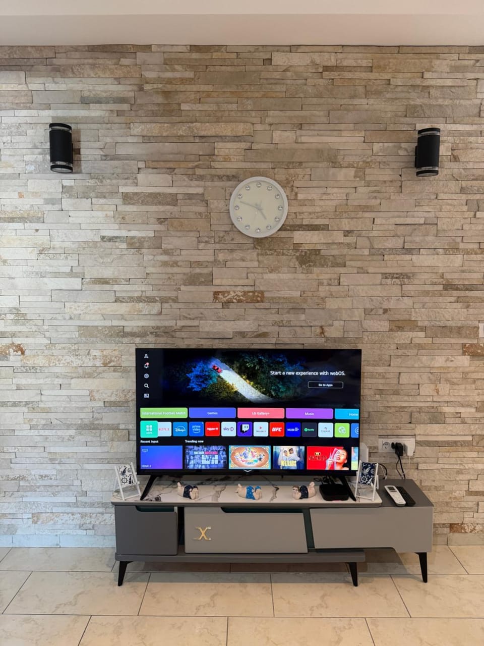 TV and multimedia, Living room, Seating area, air conditioner