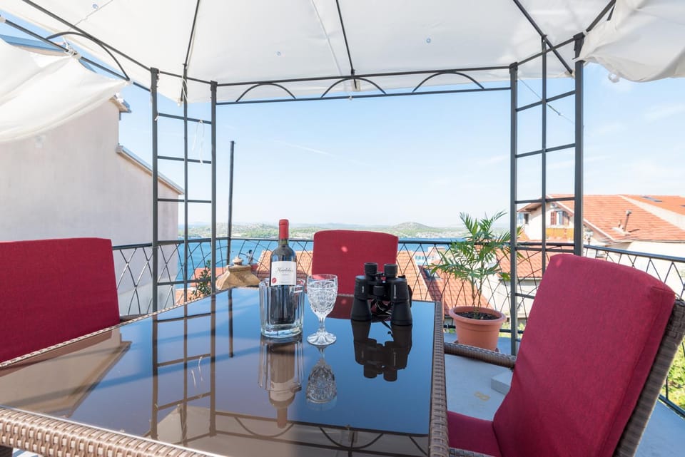 City view, Sea view, Alcoholic drinks