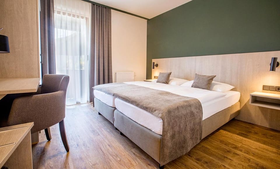 Bed, Photo of the whole room, Seating area, Bedroom