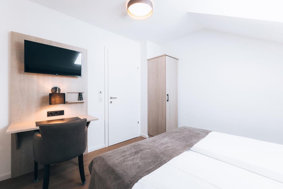 Bed, TV and multimedia, Photo of the whole room, Bedroom, wardrobe