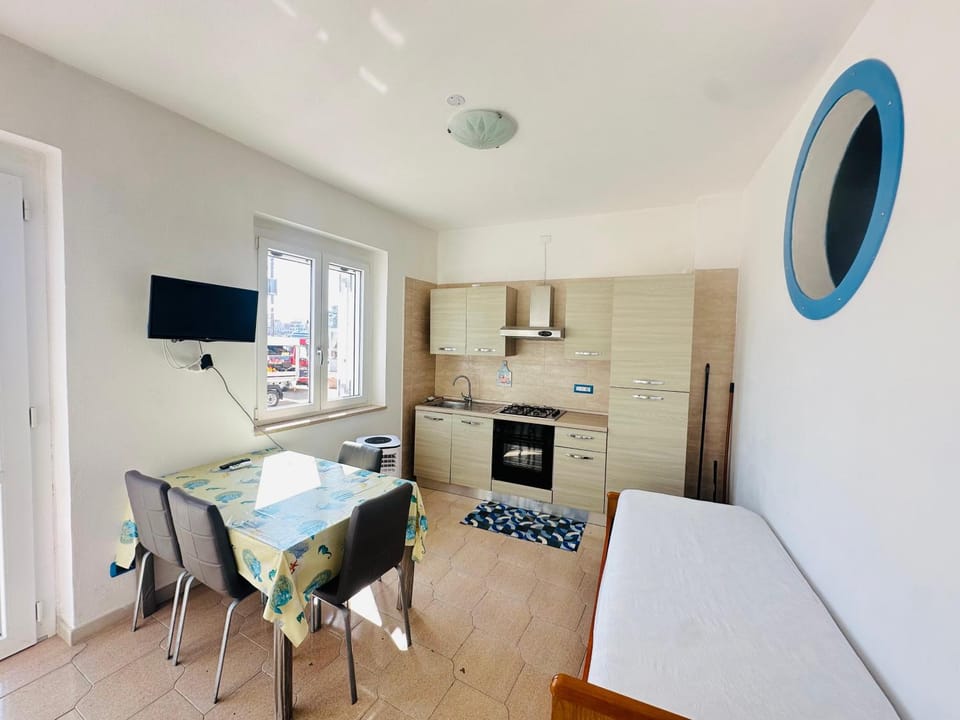 Bed, TV and multimedia, Dining area