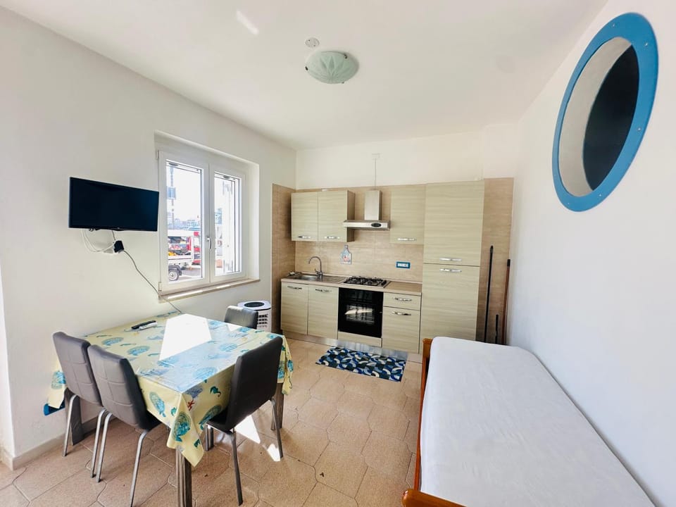 Bed, TV and multimedia, Dining area, kitchen