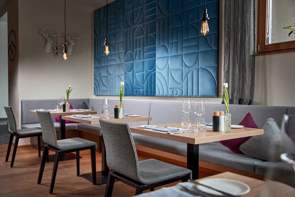Restaurant/places to eat, Decorative detail, Dining area, Breakfast