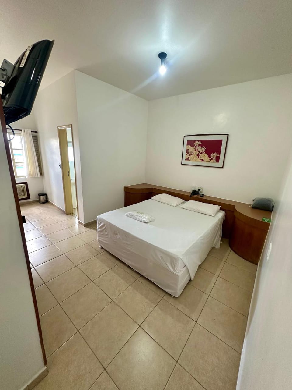 Bed, TV and multimedia, Photo of the whole room, Bedroom