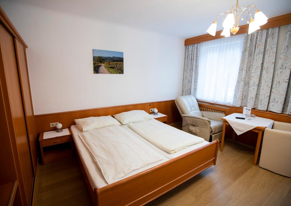 Bed, Photo of the whole room, Seating area, Bedroom