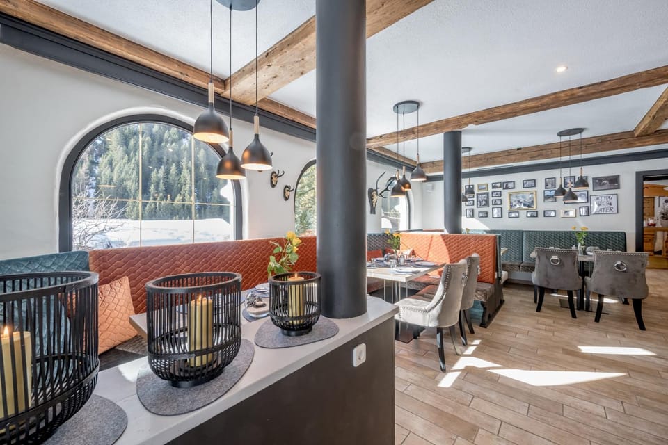 Property building, Restaurant/places to eat, Seating area, Dining area, Breakfast