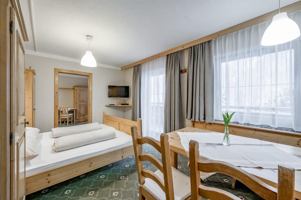 Staff, Bed, Photo of the whole room, Seating area, Dining area, Bedroom