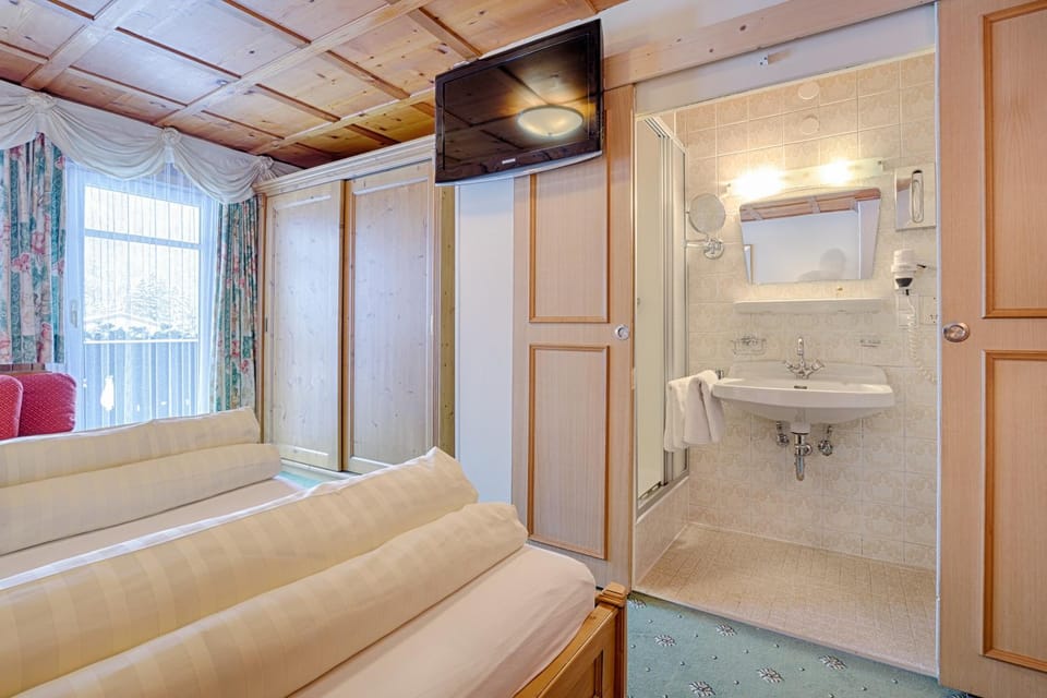 Bathroom, Balcony/Terrace