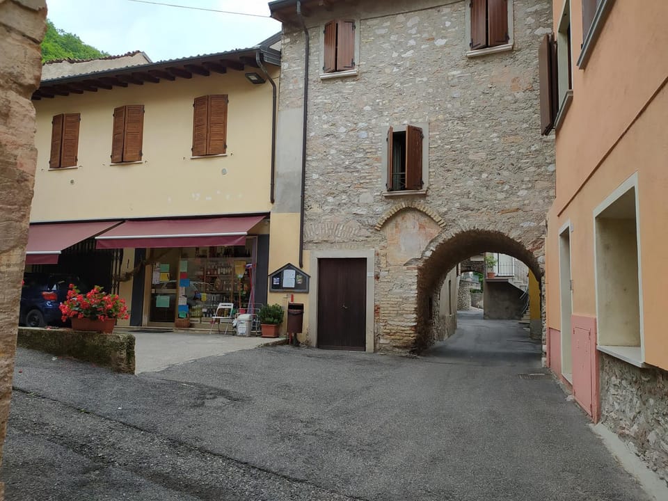 Cà del borgo Historic Village Apartment in Lake Garda