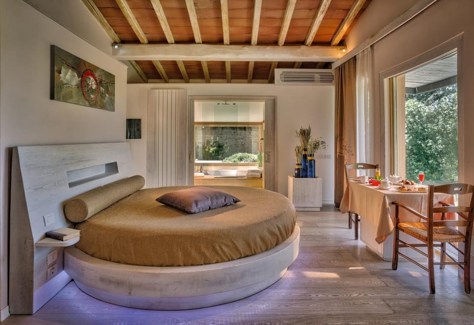 Property building, Bed, People, Food and drinks, Other, Photo of the whole room, Decorative detail, Non alcoholic drinks