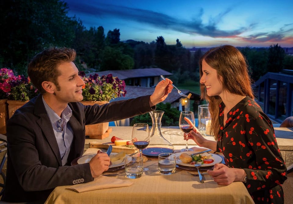 Restaurant/places to eat, Balcony/Terrace, Banquet/Function facilities, Landmark view, Dinner, Alcoholic drinks