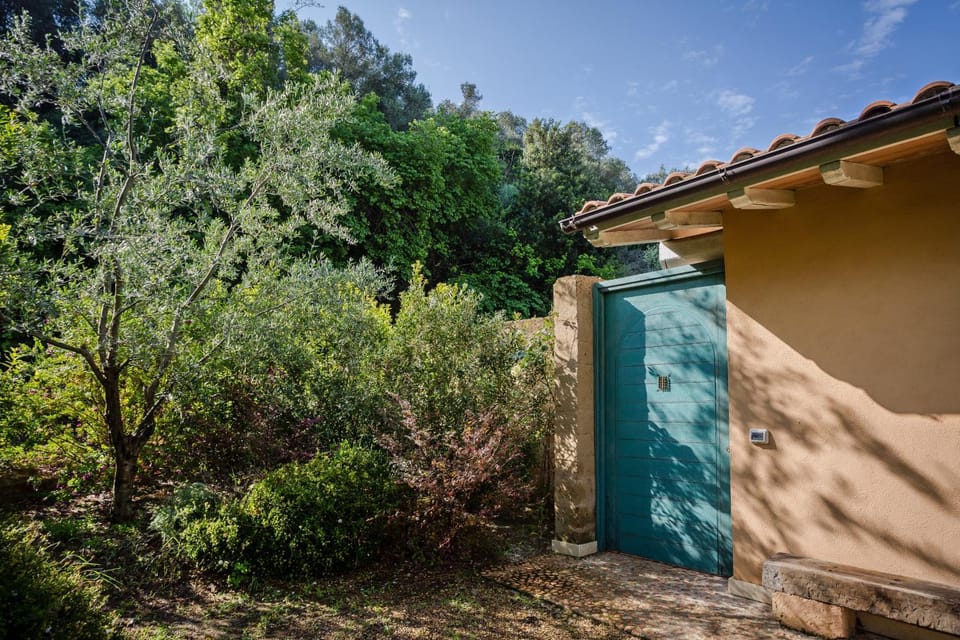 Property building, Facade/entrance, Garden, Garden view, Landmark view, Landmark view