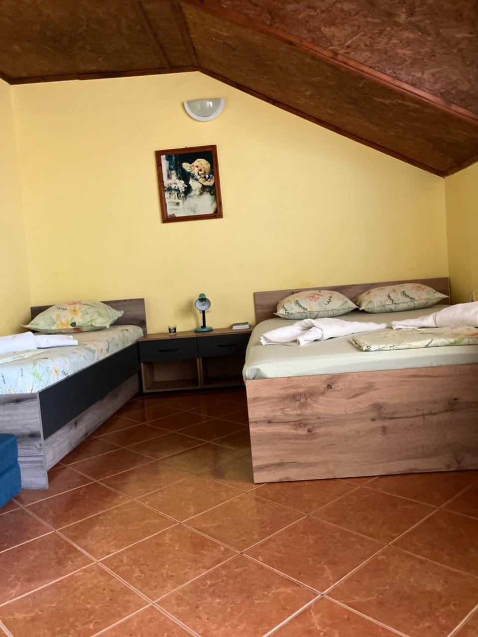 Bed, Photo of the whole room, Bedroom, towels