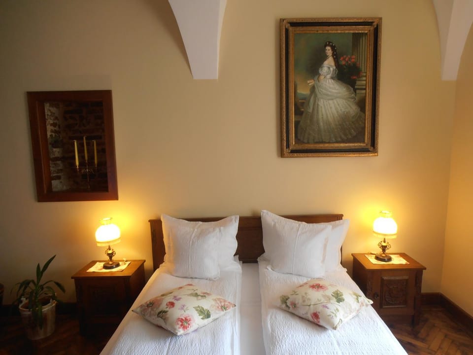 Photo of the whole room, Decorative detail