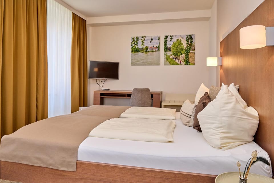 Bed, TV and multimedia, Photo of the whole room, Bedroom