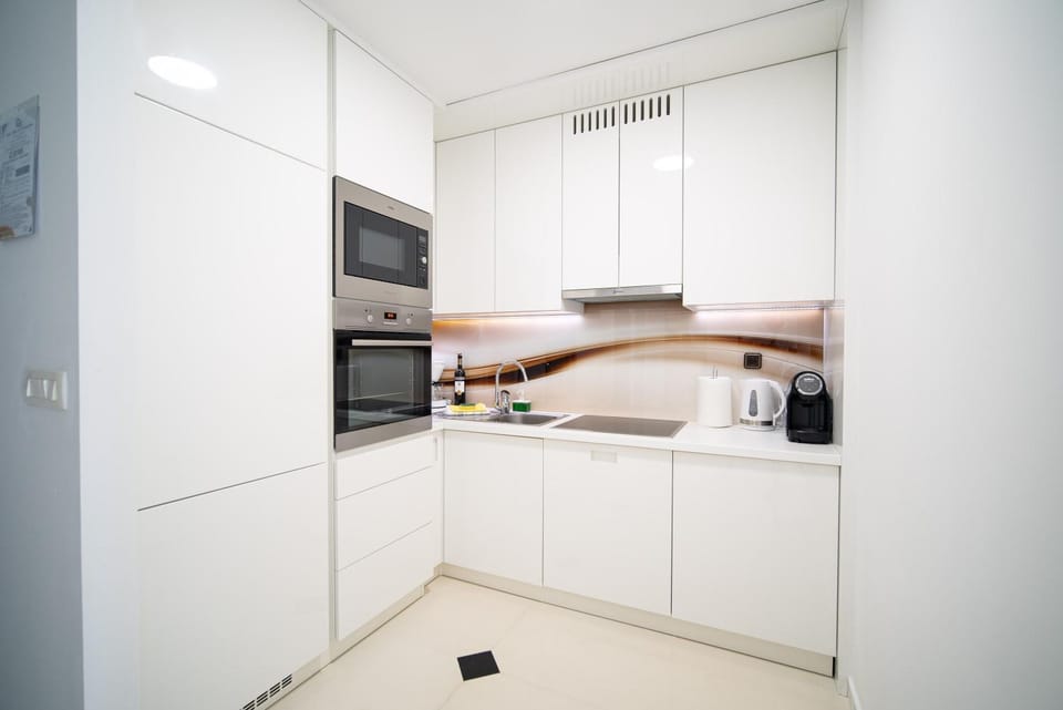 Kitchen or kitchenette, microwave, oven, stove
