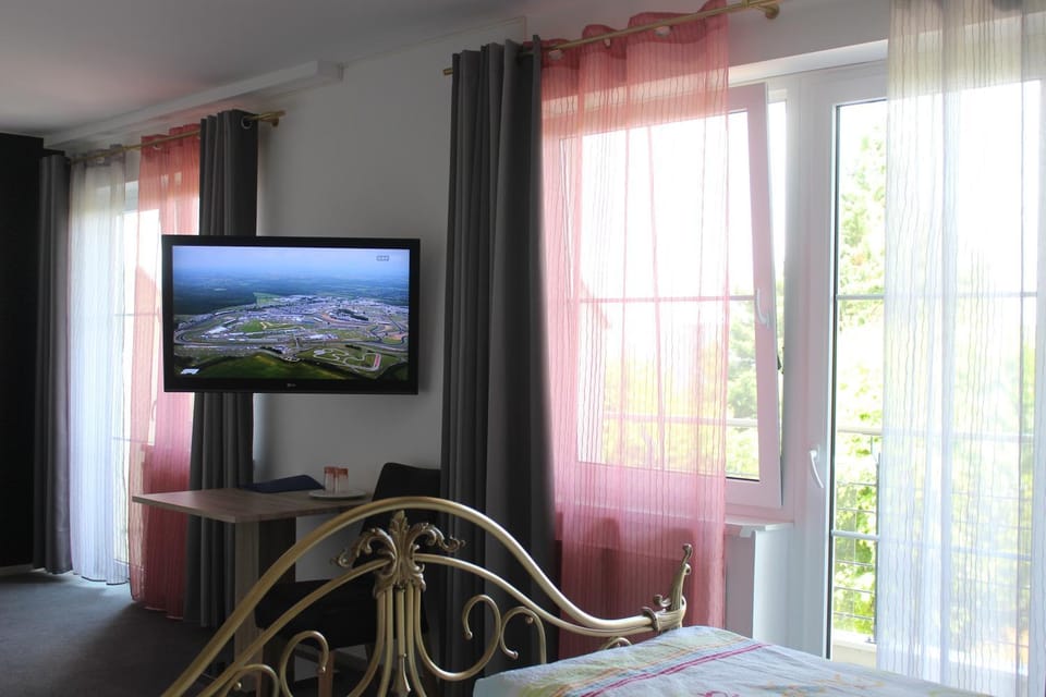 TV and multimedia, Photo of the whole room