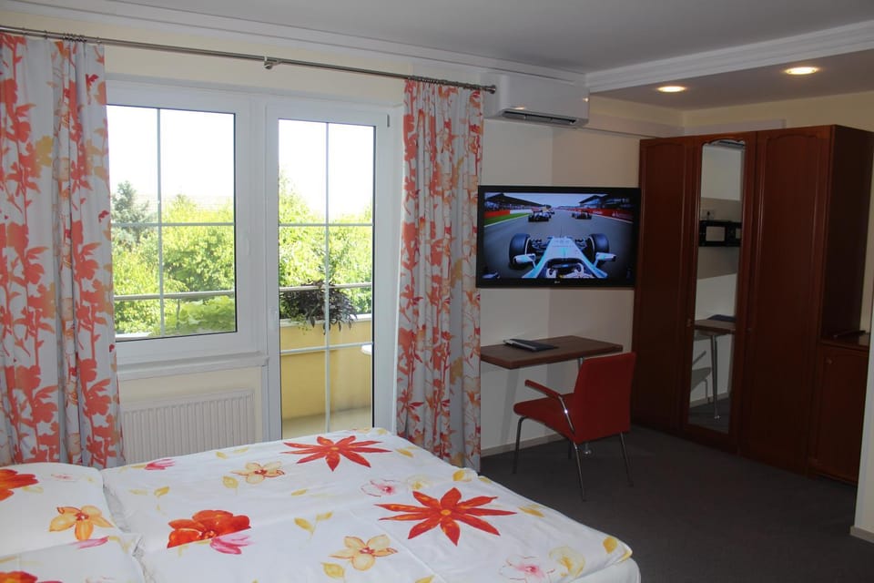 TV and multimedia, Photo of the whole room
