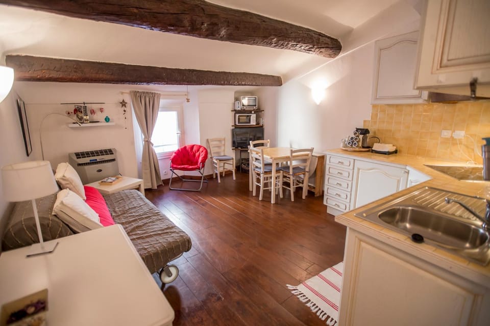 Kitchen or kitchenette, Living room, Seating area, Dining area