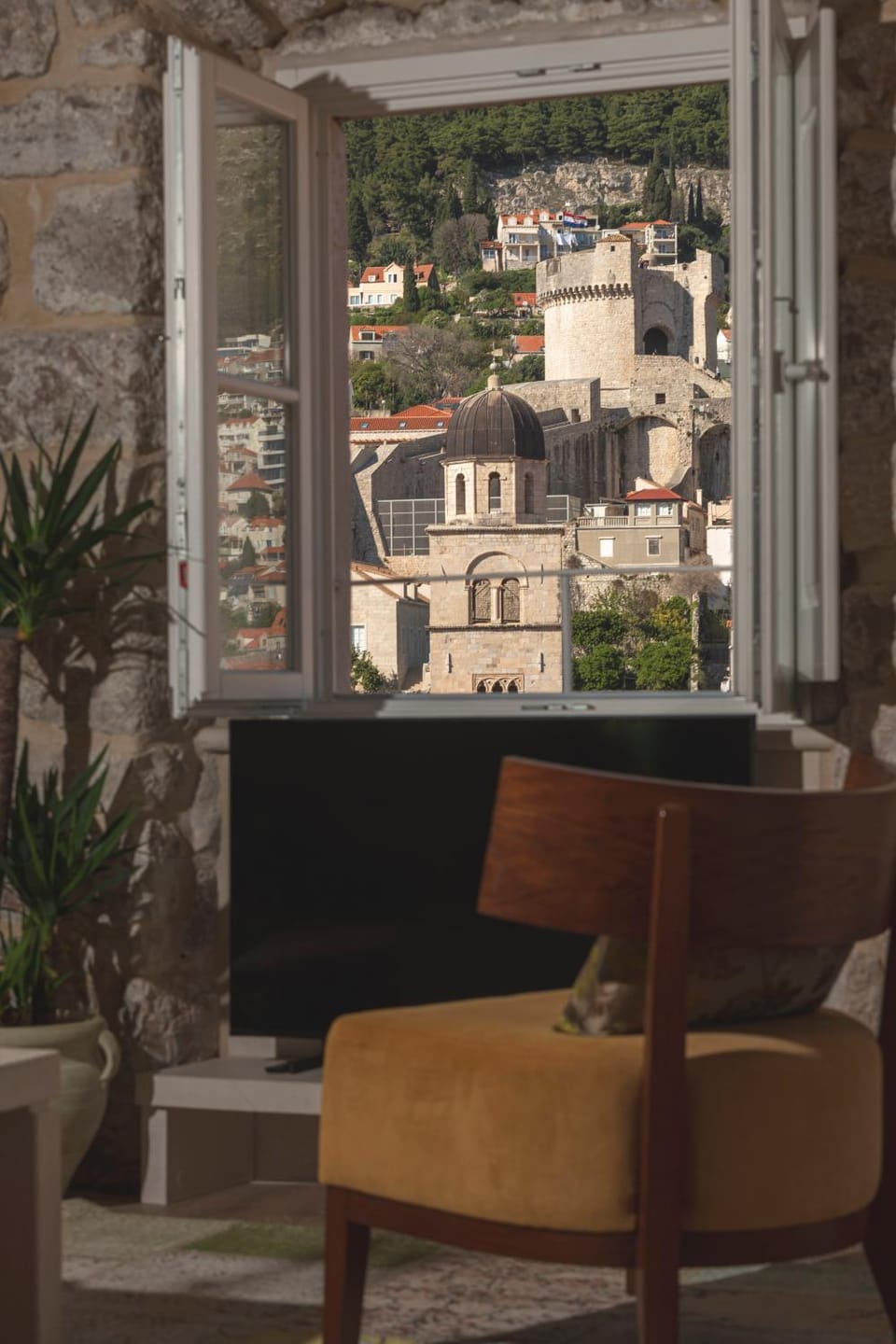 TV and multimedia, Seating area, City view, Landmark view, Mountain view