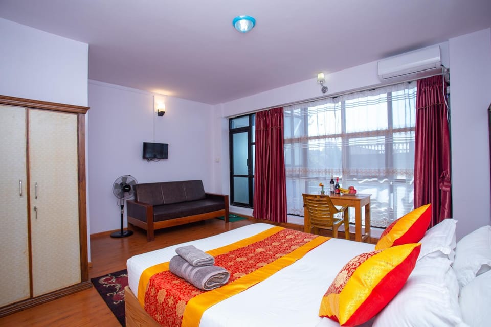 Bed, TV and multimedia, Photo of the whole room, Bedroom, towels, wardrobe