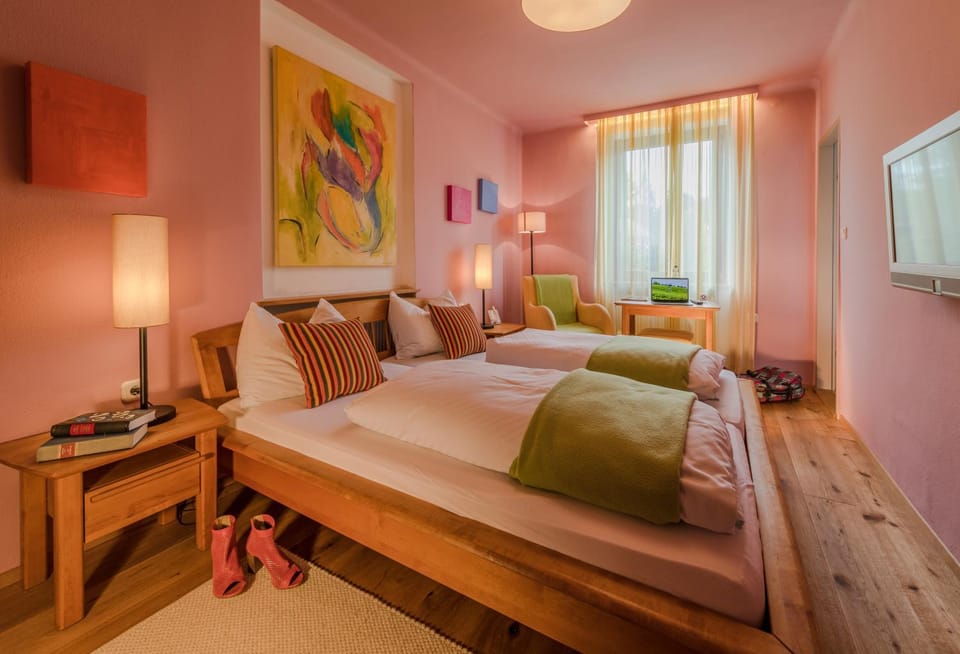 Bed, TV and multimedia, Photo of the whole room, Bedroom