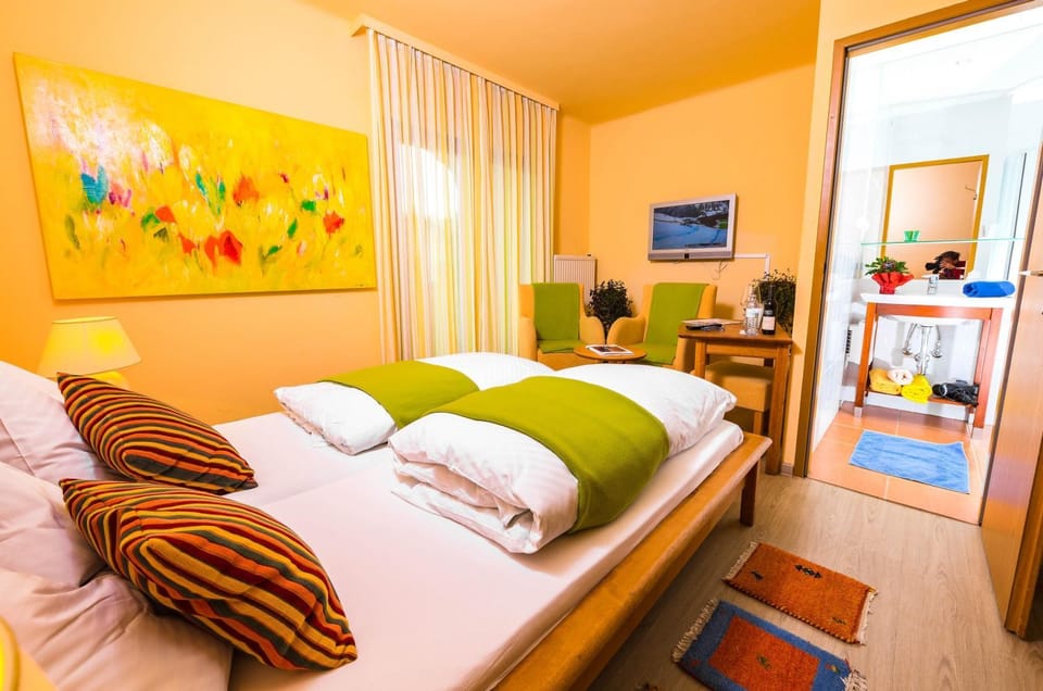 Bed, TV and multimedia, Photo of the whole room, Seating area, Bedroom