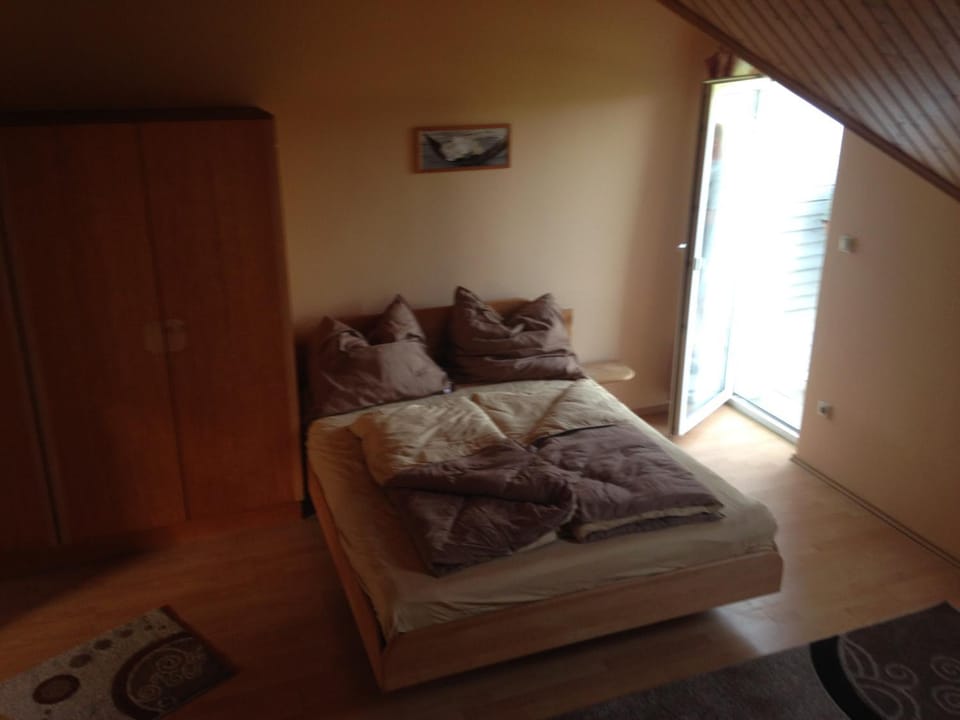 Bed, Living room
