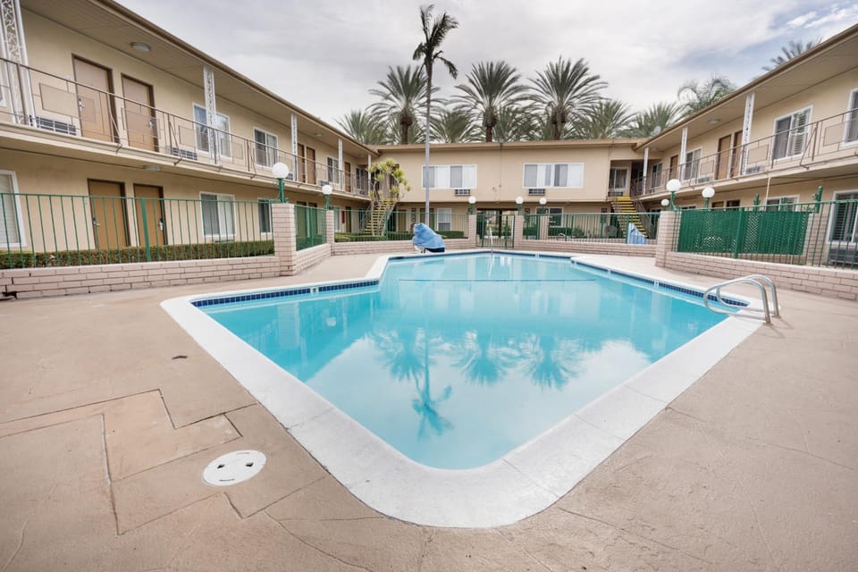 Property building, Pool view, Swimming pool, Swimming pool, sunbed