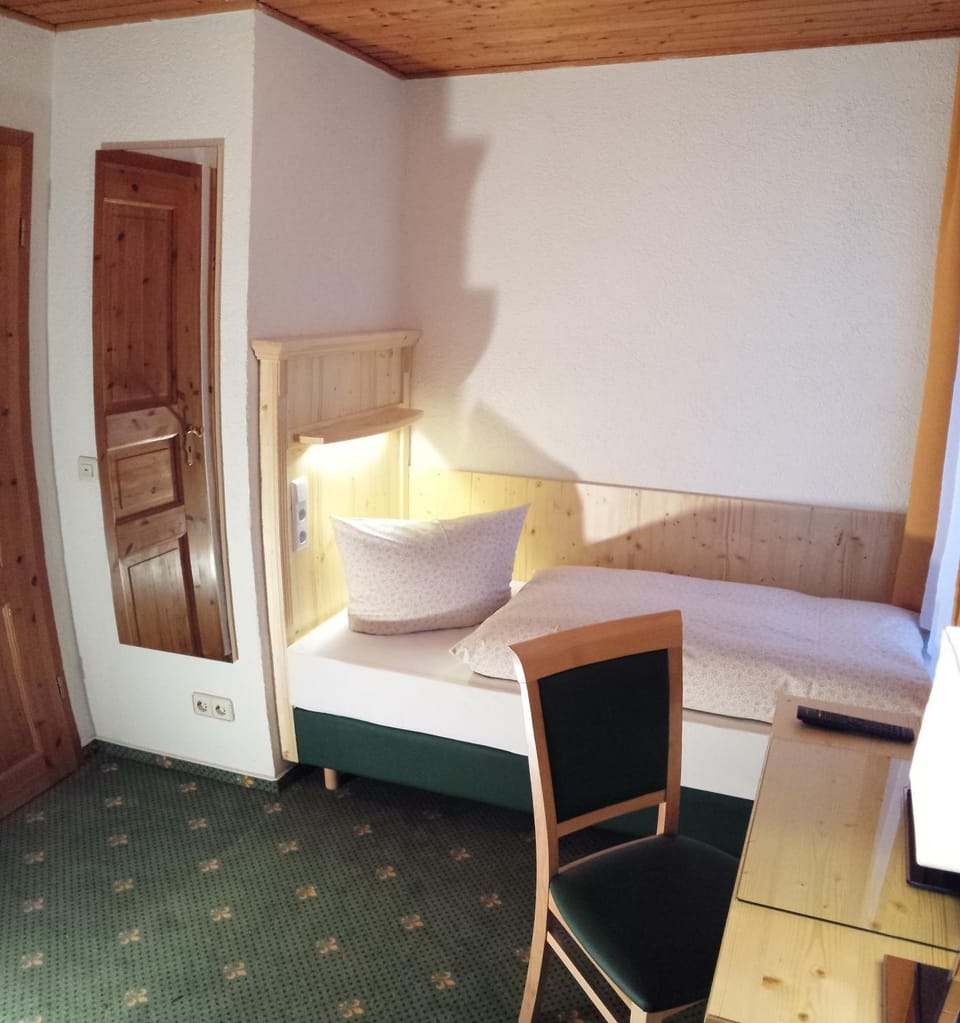 Bed, Photo of the whole room, Seating area, Bedroom, wardrobe