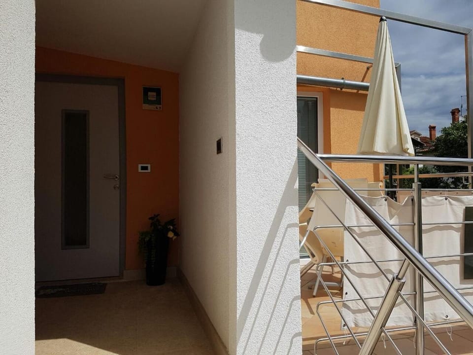 Facade/entrance, Balcony/Terrace